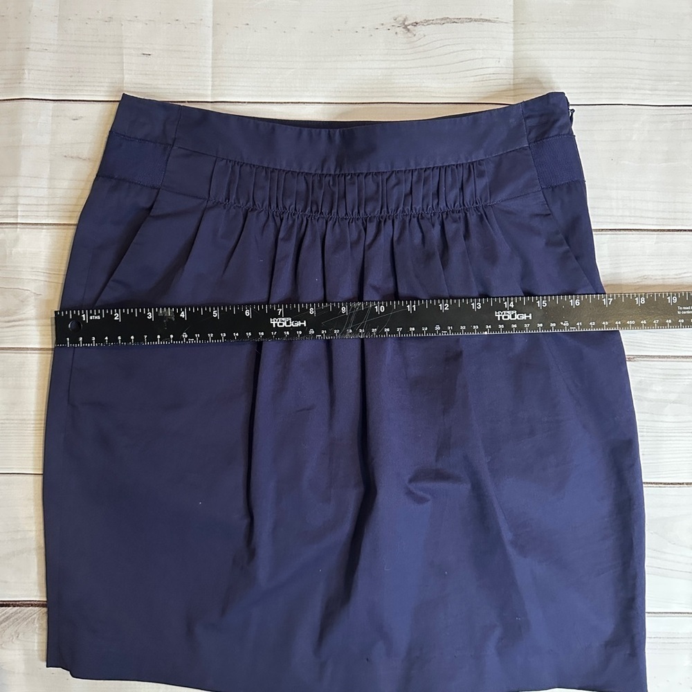 Banana Republic skirt, size 2, navy, fashion, stylish, versatile, office wear - Picture 3 of 9